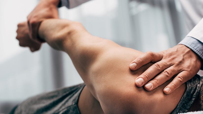 Patient bei einer physiotherapeutischen Behandlung
