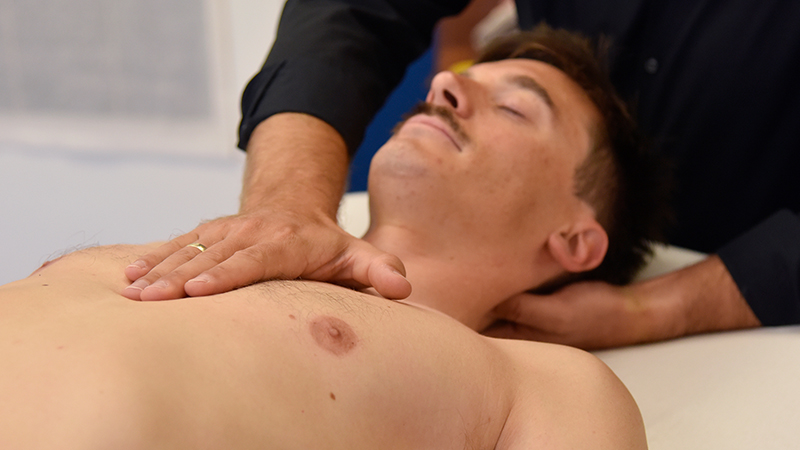 Patient bei einer osteopathischen Behandlung